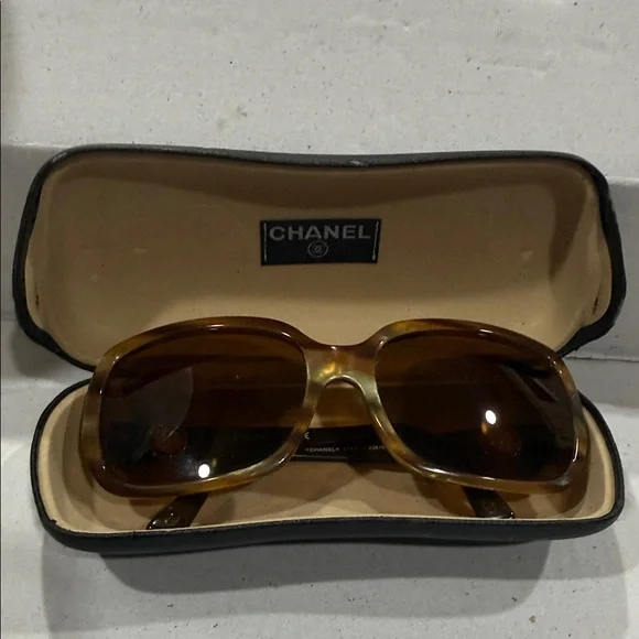 CHANEL Italy Vintage Tortoise Shell light Honey color Sunglasses 🕶️ & hard Case - Picture 2 of 16
